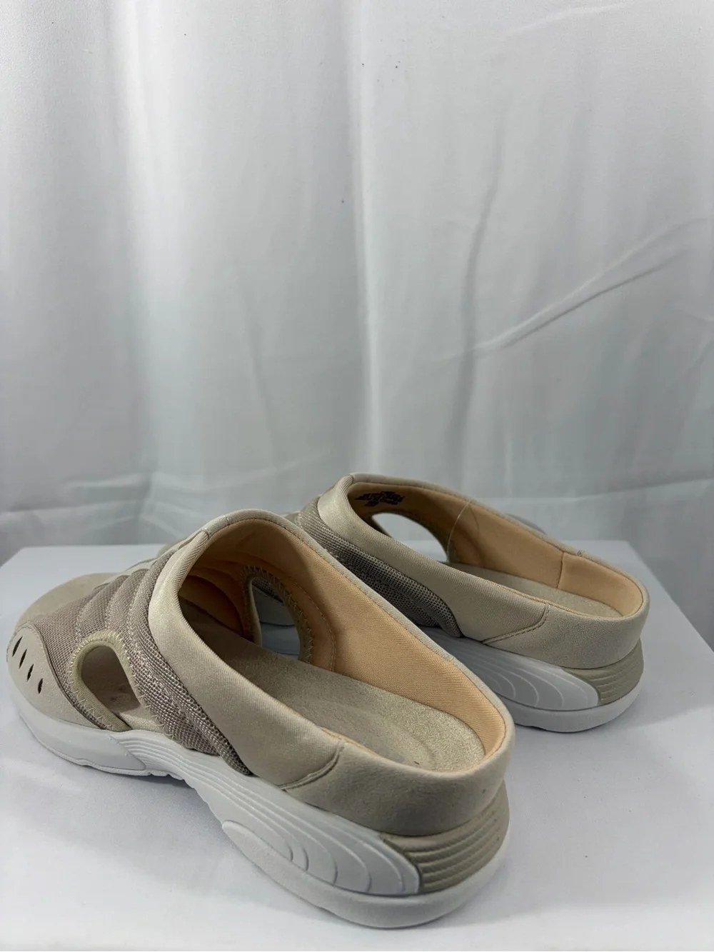 NWT Easy Spirit Women’s Size 7.5 Beige Slip-On Shoes